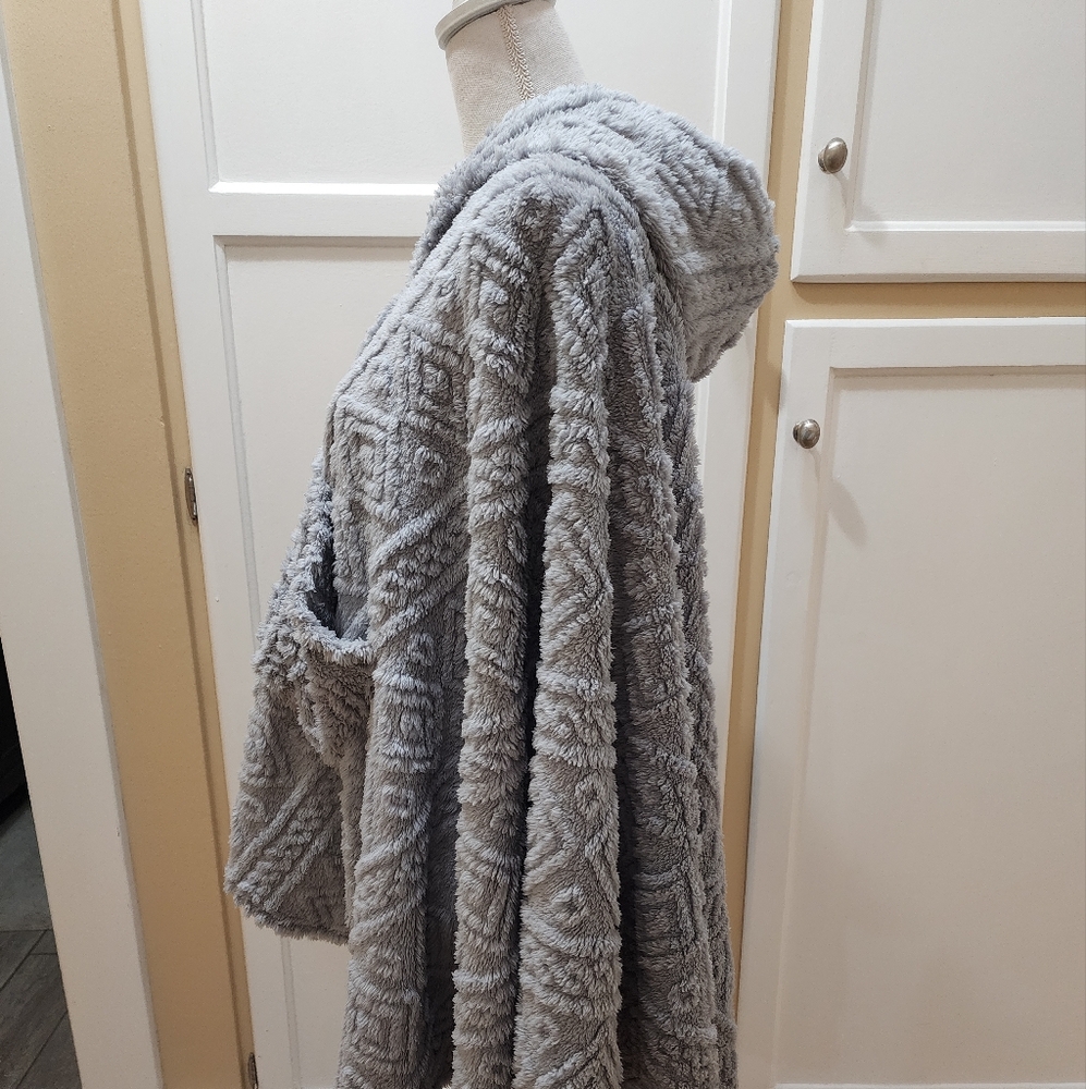 Cozy Gray Hooded Fuzzy Sherpa Fleece Poncho NWOT - Picture 7 of 11